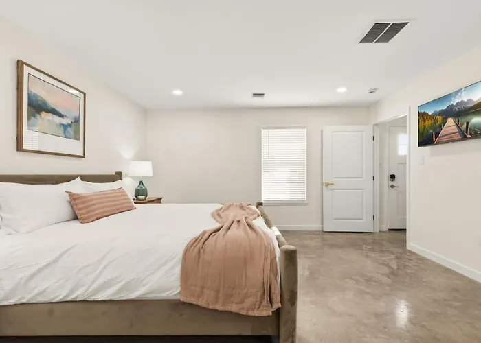 Canal Inn-king-cajun Luxury-near Downtown-chic Lafayette